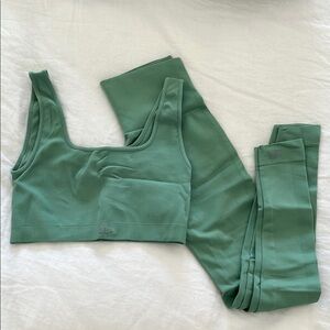 Set Active Green Sports Bra and Leggings